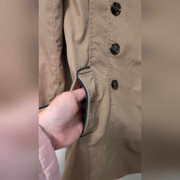 Banana Republic Classic Tan Double-Breasted Women's Trench Coat - Picture 5 of 10